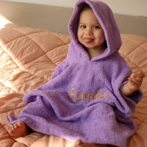 badponcho met geborduurde naam lila