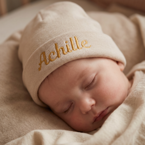 New born Mutsje cream met geborduurde naam